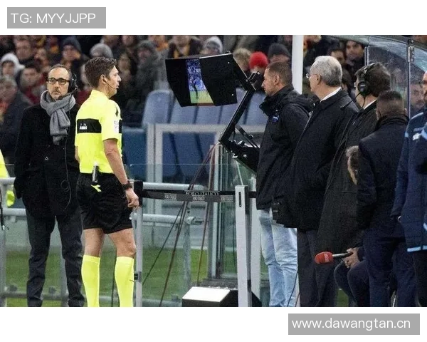 足球场上对裁判动手的后果及其对比赛的影响分析